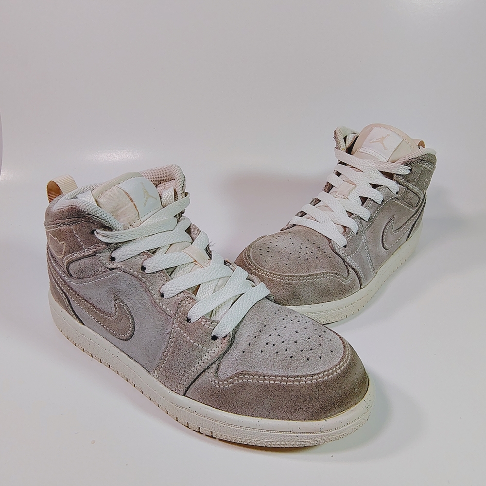 Nike Air Jordan 1 Mid SE Particle Grey Youth Sneakers